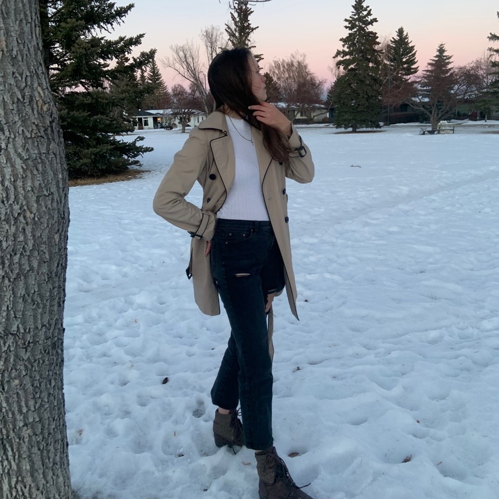 Beige tie and buttontrench-coat